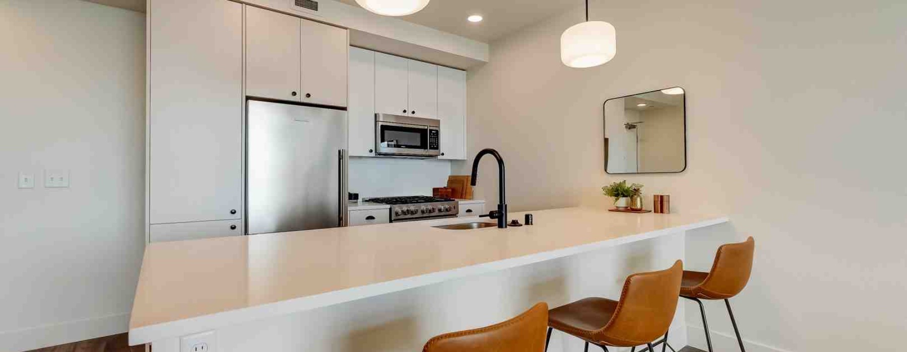 Small dining nook with modern pendant chandelier setup