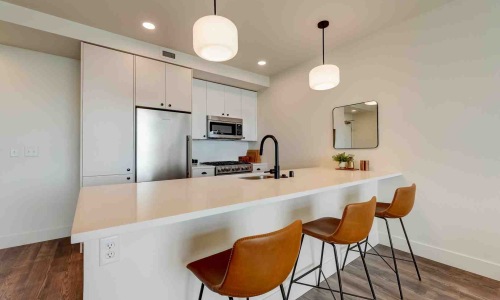 Small dining nook with modern pendant chandelier setup
